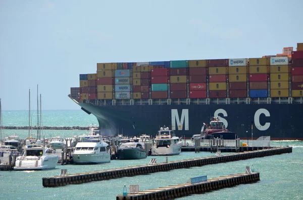 Contenedores Saliendo Del Puerto Miami Través Government Cut Pasando Por —  Fotos de Stock