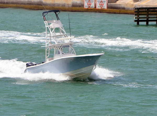 Barco Pesquero Azul Blanco Propulsado Por Tres Motores Fueraborda Que — Foto de Stock