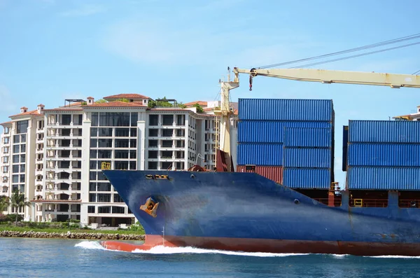 Containership Verlaat Haven Van Miami Met Luxe Miami Beach Eiland — Stockfoto