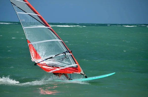 Widok Bliska Windsurfera Pływającego Przy Plaży Virginia Key Florydzie — Zdjęcie stockowe