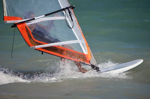Vista Perto Windsurfista Surfando Praia Virginia Key Flórida — Fotografia de Stock
