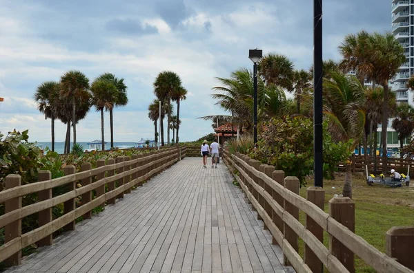 Couple Strolling Boardwalk Tin Miami Beach Florida — Stock Photo, Image