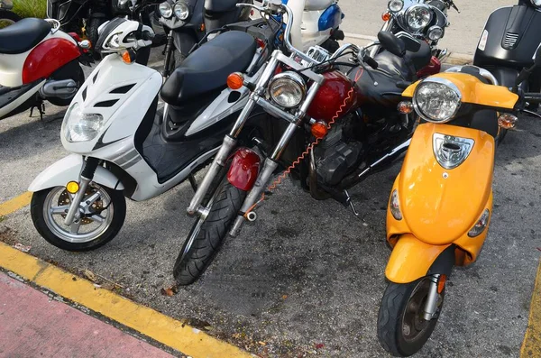 一辆摩托车停放在佛罗里达州迈阿密海滩的一家酒店停车场 — 图库照片