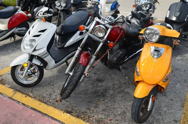 Motoren Geparkeerd Een Miami Beach Florida Hotel Parkeerplaats — Stockfoto