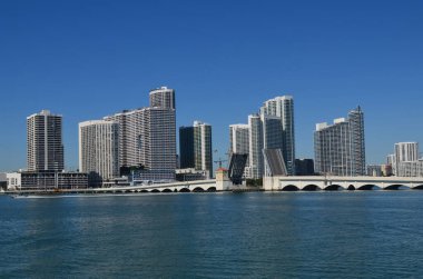 Miami yüksek lüks otel ve kıyı şeridi ve Venetia Köprüsü 'ne bakan apartman daireleri.