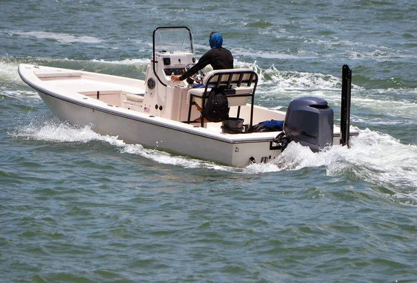 Bateau Moteur Blanc Ouvert Avec Console Centrale Excès Vitesse Sur — Photo