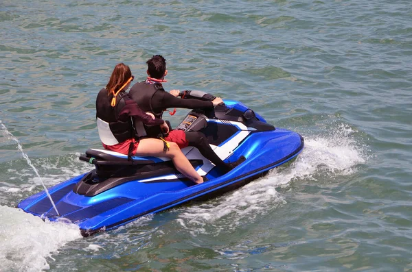 Junger Mann Und Frau Fahren Tandem Auf Einem Blauen Jetski — Stockfoto