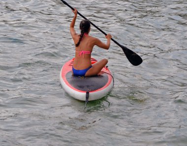 Bayan bir paddle kurulu