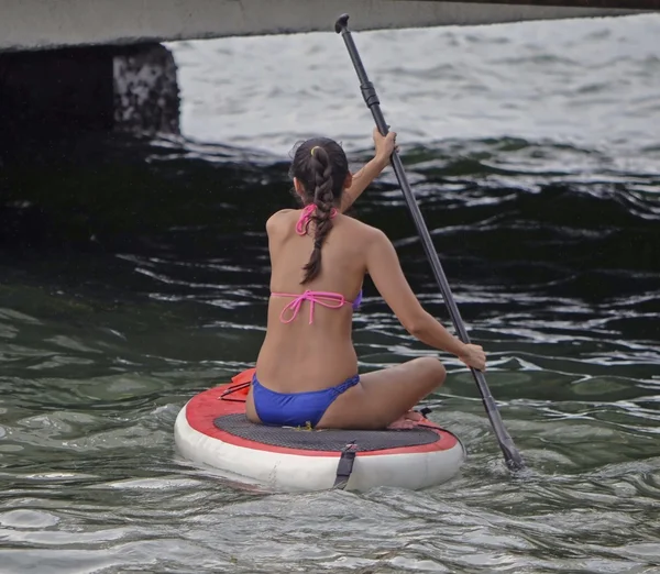 Fille sur une planche à pagaie — Photo