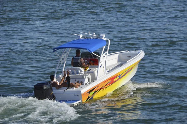 Bateau de pêche aux couleurs vives — Photo