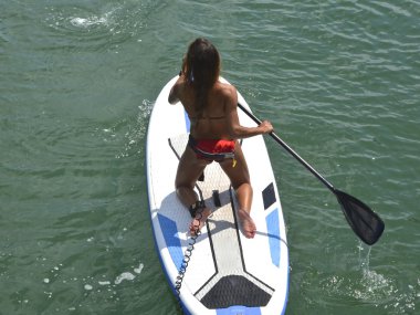 Kız bir paddle kurulu