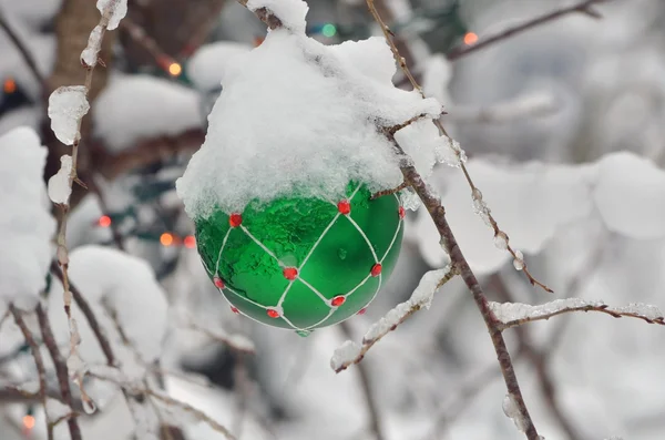 Bola de Natal verde coberto com neve — Fotografia de Stock