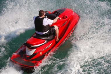 Kırmızı jet ski