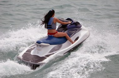 Genç kadın kayakçı Jet
