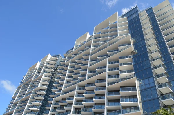 Exterior of a Miami Beach Luxury Condo — Stock Photo, Image