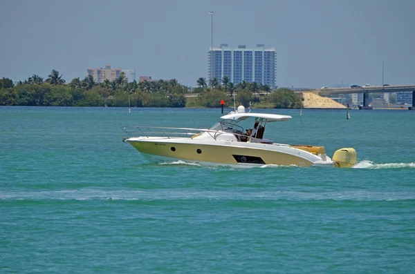 Gelbes Sportfischerboot — Stockfoto