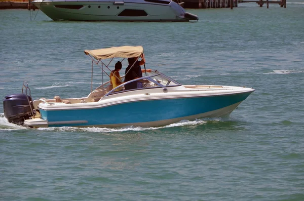 Motorbåt med duk Ecru kapell — Stockfoto