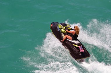Sarışın siyah Jet Ski üzerinde
