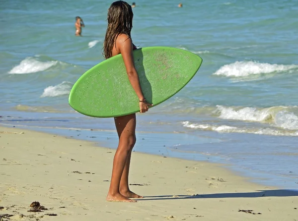 Jeune femme tenant un skimboard — Photo