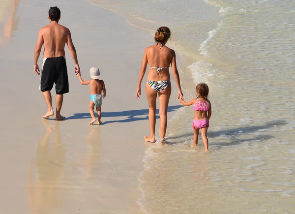 Rodina Beach procházka — Stock fotografie