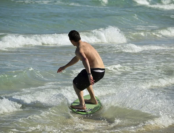 Joven en un tablero de skim — Foto de Stock