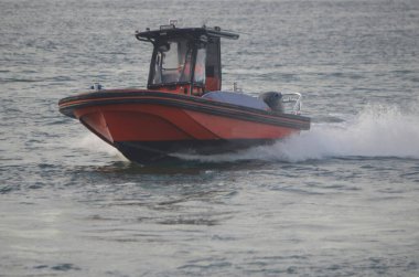 Miami Sahili Acil Müdahale Teknesi Florida Kıyısı Su Yolu 'nda devriye geziyor. .