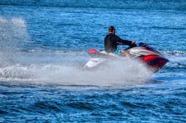 Miami Plajı 'ndan Florida' nın iç kıyısı Su Yolu 'na doğru jet ski süren bir adam..