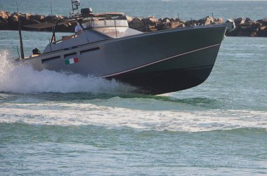    Miami Plajı 'nın kesiştiği yerde, hükümetin süratli sürat yapan lüks bir teknenin yakınında..                 