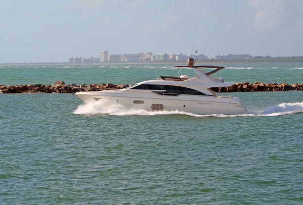 Bateau de pêche sportive haut de gamme — Photo