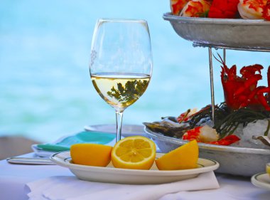 Kadeh şarap ve limon dilimleri