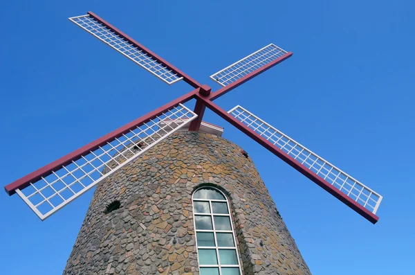 Windmühlenblätter oben auf einem Touristeninformationszentrum in Kronbucht — Stockfoto