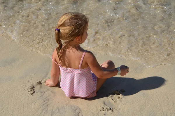 Kleinkind am Strand — Stockfoto