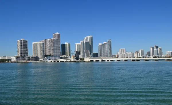 Venetian Causeway Bridge e Miami Luxury Condo Buildings — Foto Stock