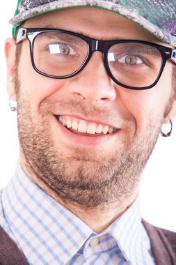 gülümseyen sakallı adam