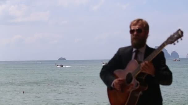 Bearded guy playing acoustic guitar — Stock Video