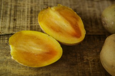 En iyi görünüme yarım Sapodilla sağlam olanlar tarafından kesme