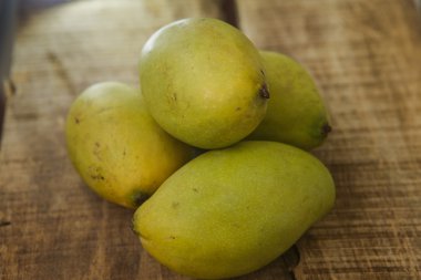 Ahşap Masa üzerinde Closeup Dört Mangos