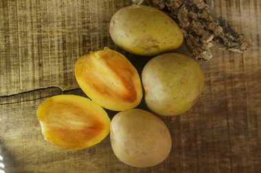 En iyi görünüme yarım Sapodilla sağlam olanlar tarafından kesme