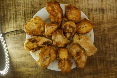 Üstten Görünüm kızarmış beyaz tabakta yatan tavuk parçaları