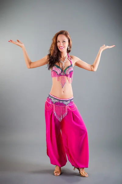 Slim ragazza in viola Orient danza costumi pose — Foto Stock