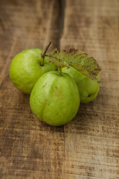 Três goiabas verdes maduras — Fotografia de Stock