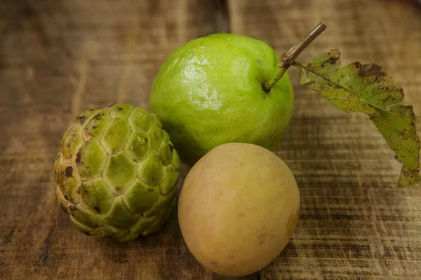 Closeup Guava Sukker-æble Sapodilla på brunt bord - Stock-foto