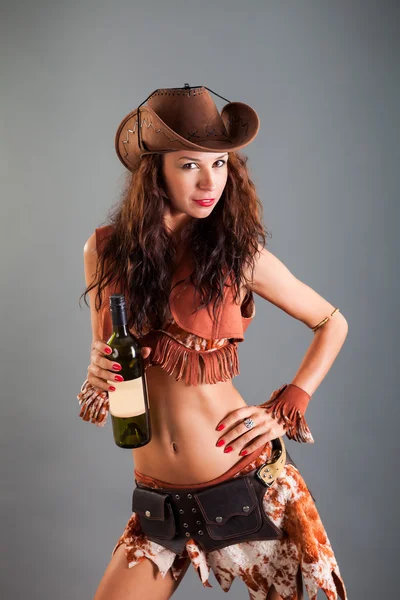 Fille en Open Cowboy Danse Costume Poses chapeau avec bouteille — Photo