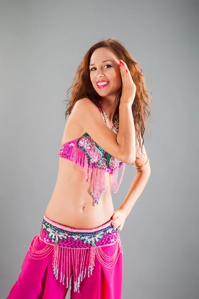 Fille en rose Orient costume de danse — Photo