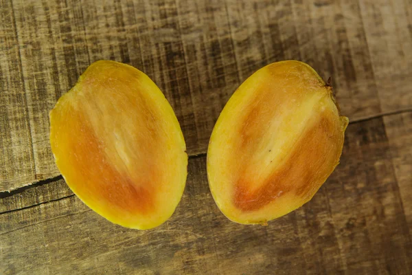 Nahaufnahme von oben in zwei Hälften geschnitten reife gelbe Sapodilla — Stockfoto