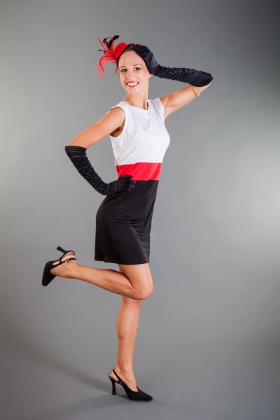 Menina no chapéu vermelho preto-branco vestido luvas longas Poses sorrisos — Fotografia de Stock