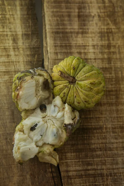 Closeup quebrado e intacto maduro Açúcar-maçãs na mesa — Fotografia de Stock