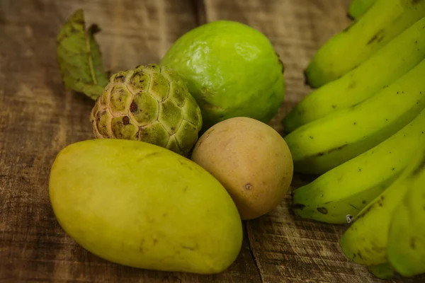 Крупним планом гуава Цукрове яблуко Sapodilla банан манго — стокове фото