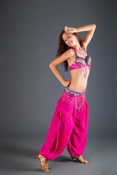 Chica en traje de baile de oriente rosa — Foto de Stock