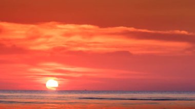 deniz üzerinden günbatımı güneş